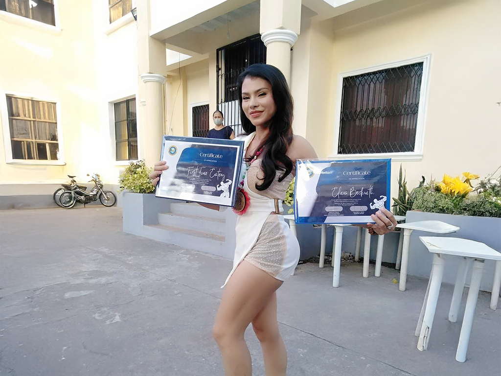 Elvie judging another event